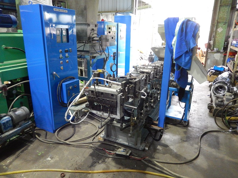 ダイヘッド側から　神戸製鋼　二軸押出機