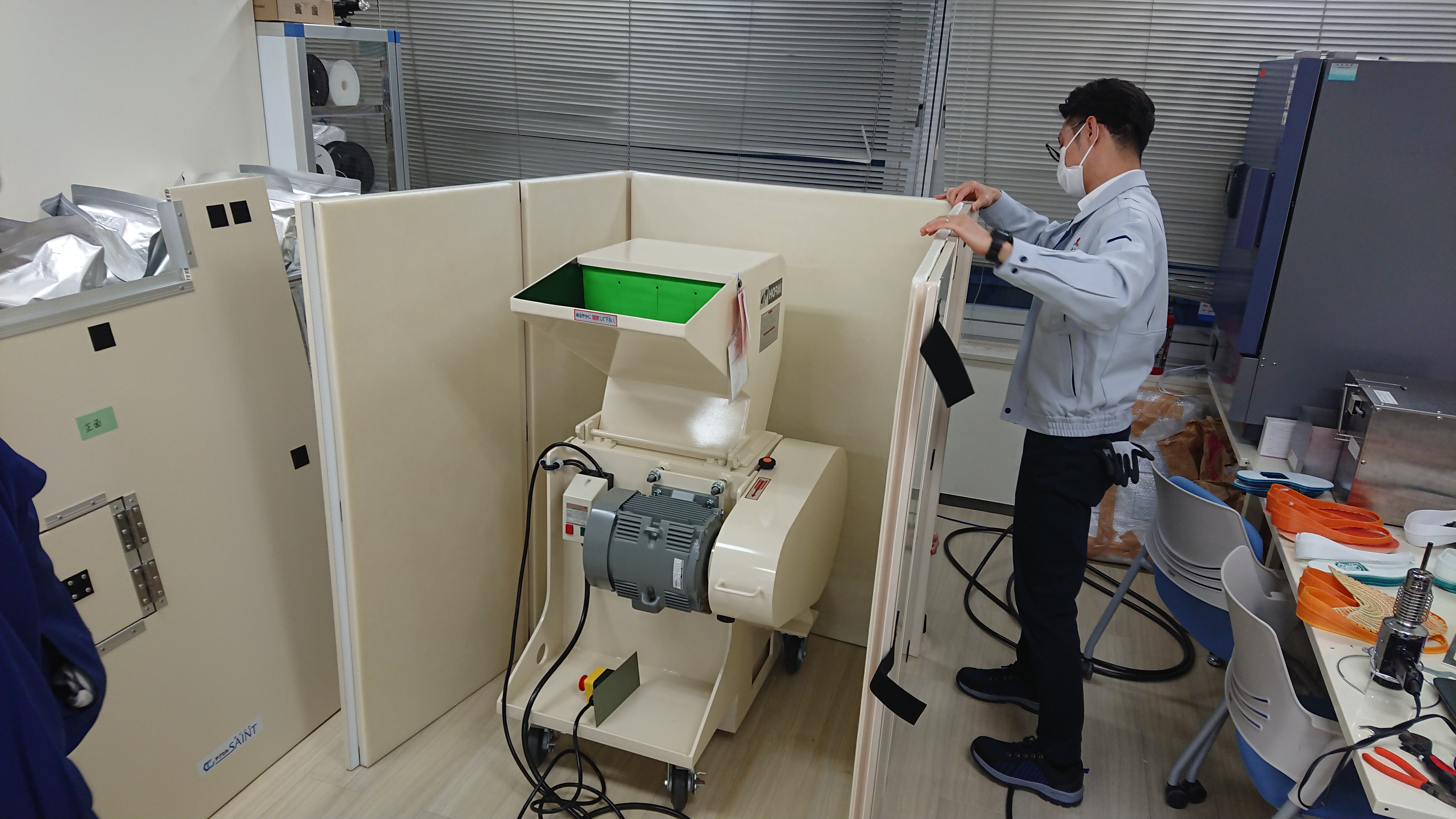 防音カバーを組み立て