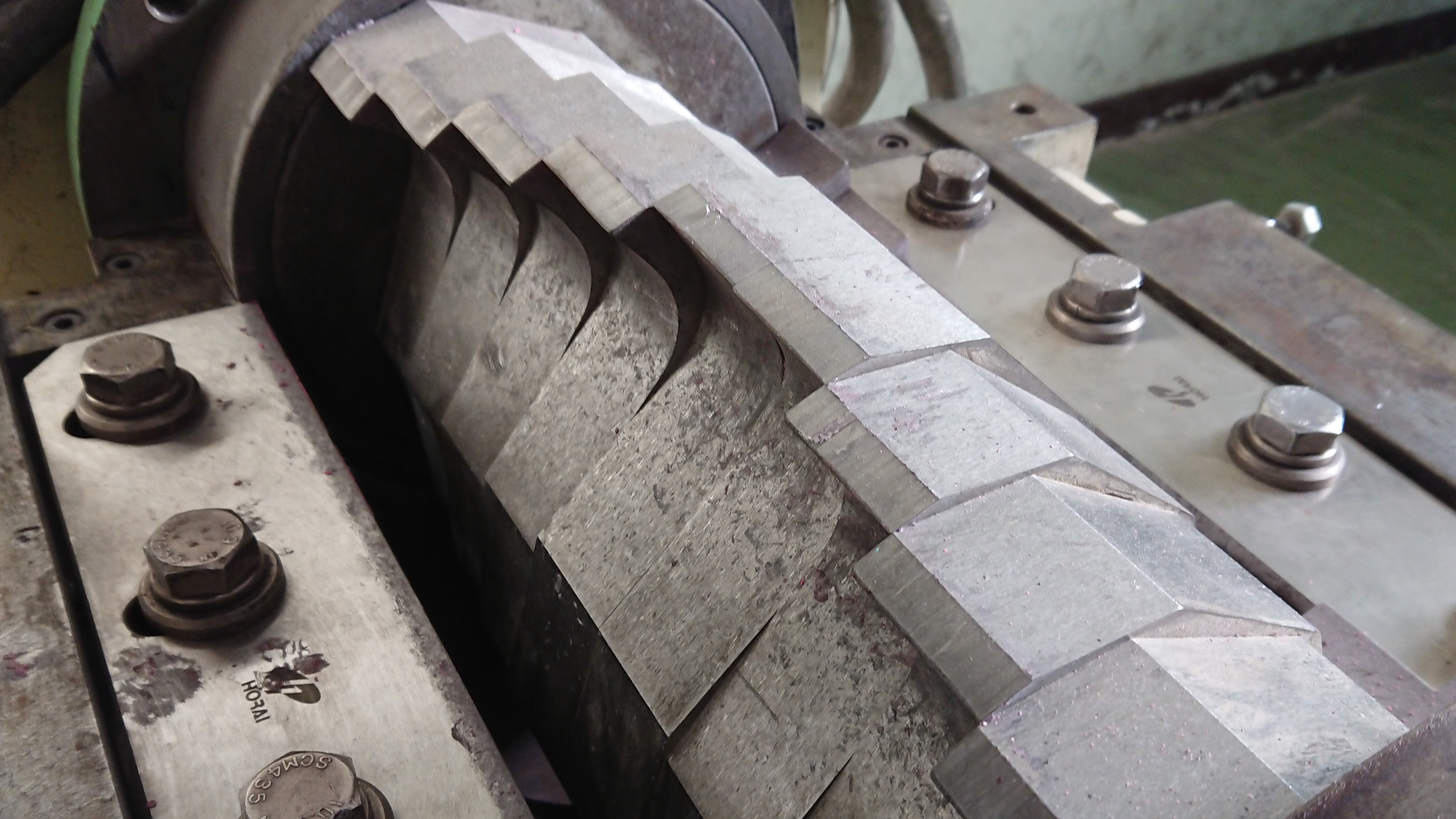 一軸粉砕機の刃