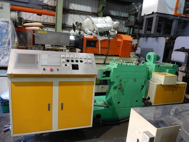 二軸押出機本体と操作盤