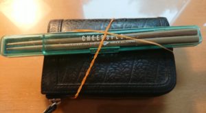 マイ箸を忘れずに持っていくには財布にゴムでくくりつける！