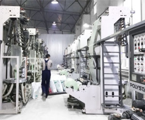 ロシアの向上でポリ袋を生産するインフレーションフィルム成形機。