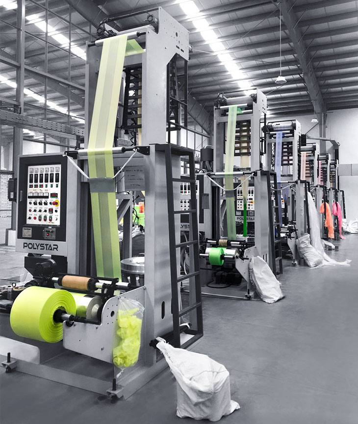 インドネシアにて、カラフルなポリ袋の生産に使われるインフレーションフィルム成形機。