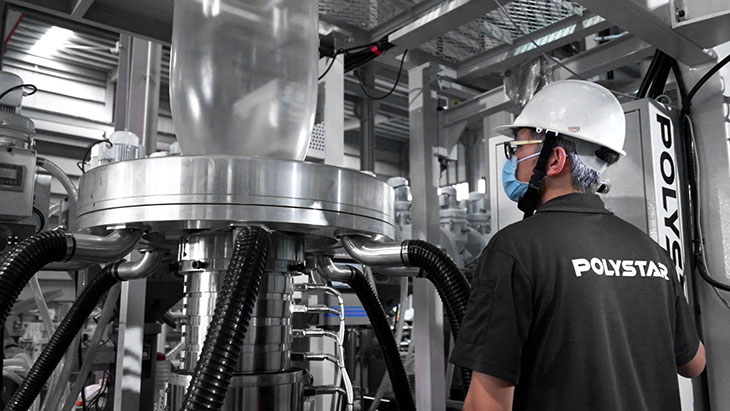 リサイクルペレットを再びインフレーションフィルム成形機に戻し、フィルムを作る