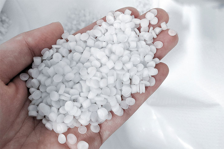 社内リサイクルで作られた再生プラスチックペレット