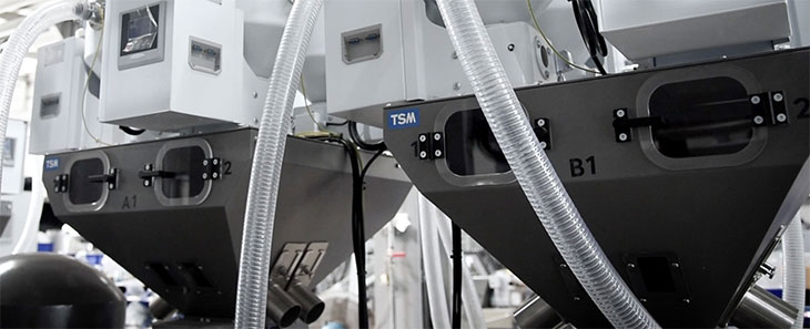 インフレーション成形機に設置された自由落下式供給装置