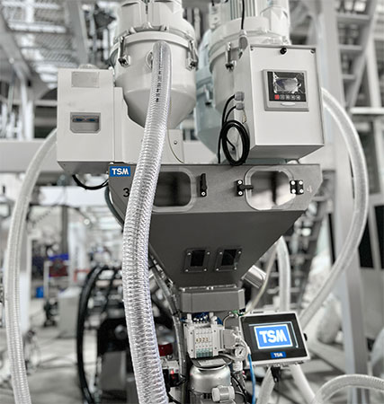 押出機に取り付けられた自由落下式供給装置