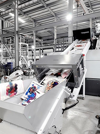 安定した原料供給を行うベルトコンベア