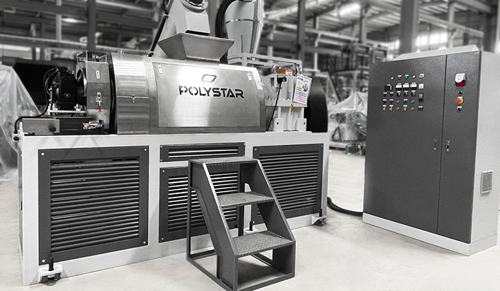 プラスチックスクイーザーで濡れたフィルム片を乾燥させます。