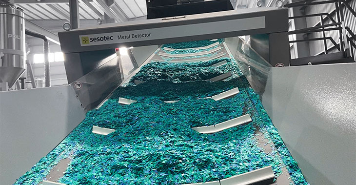 (ベルトコンベアーで投入されるPPフレーク）