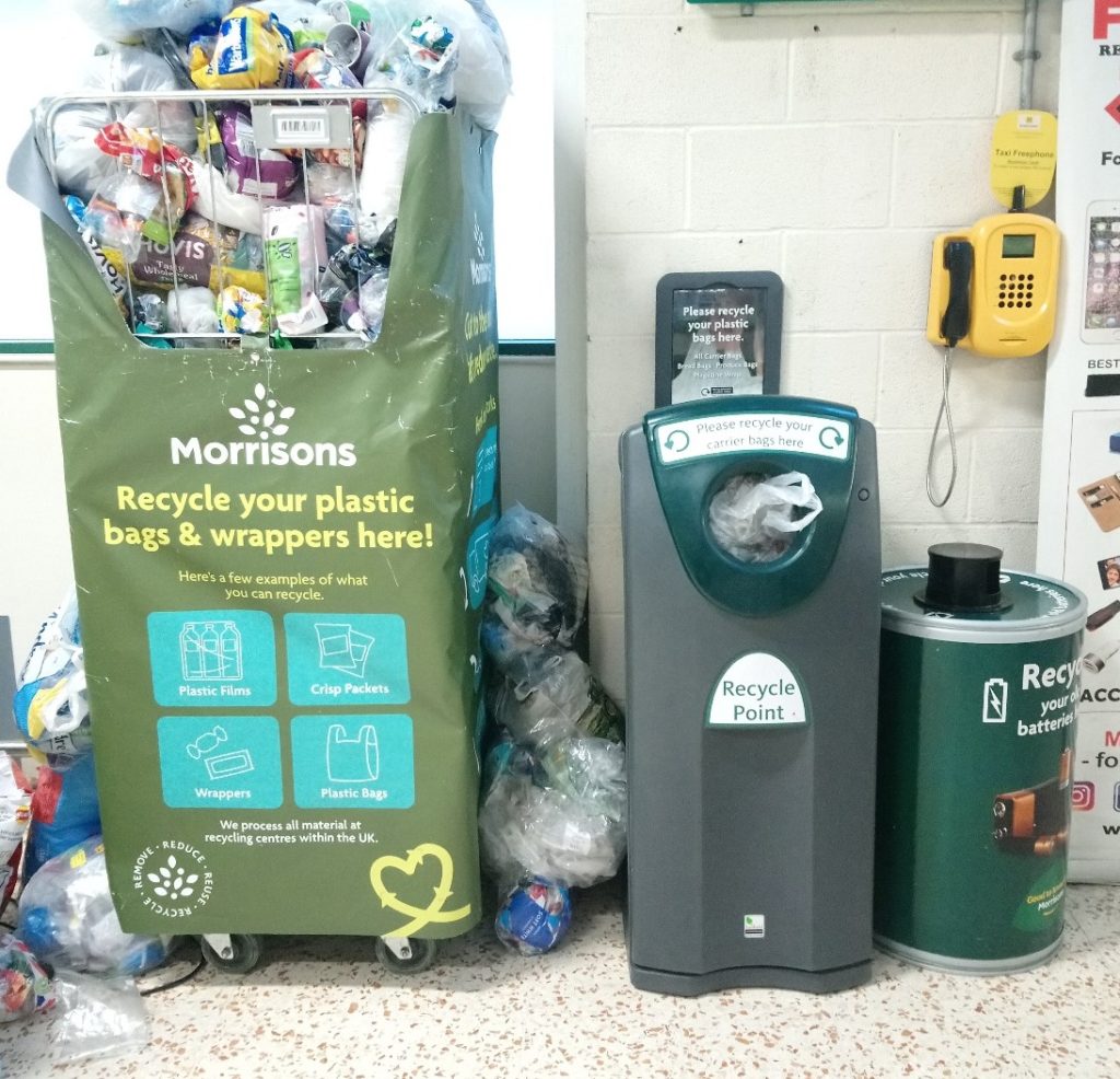 家庭で使わなくなった袋は、店舗でリサイクルしてくれるので、店頭には回収ボックスが設置してあります