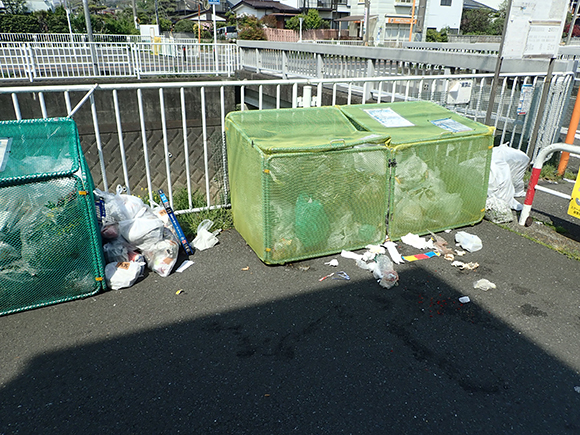 回収箱に入れずに外に放置されているゴミ