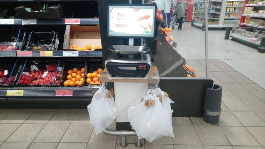 野菜売り場にあるメッシュの野菜と果物入れ巾着袋