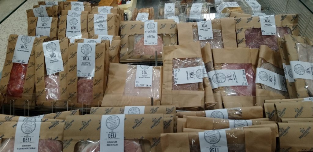 ハム売り場です。最近はプラスチックトレイではなく、紙と混合のパッケージが増えました