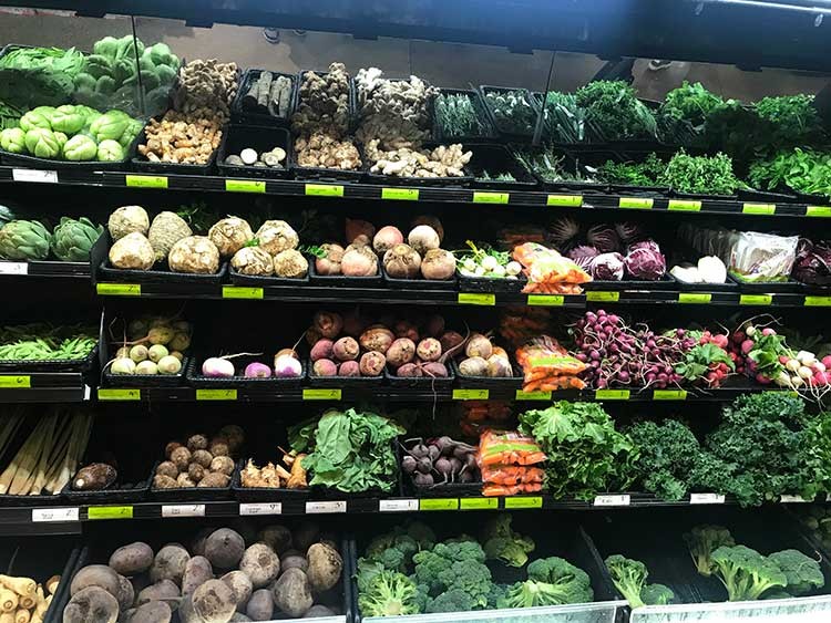 食品売り場などでは野菜がバラで陳列されている様子