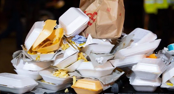 フードコンテナのごみ