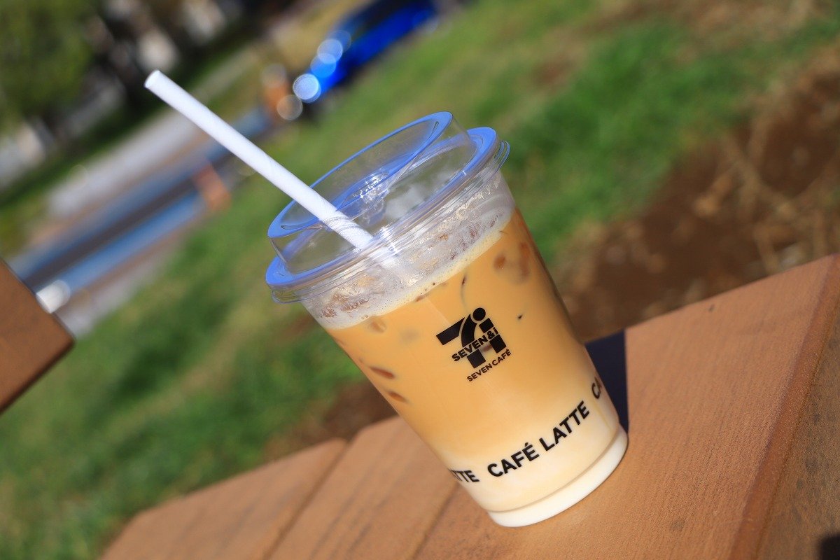 セブンイレブンのカフェラテ、こちらも紙ストローになった