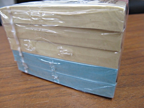 シュリンクフィルムを用いて複数の箱をまとめた様子